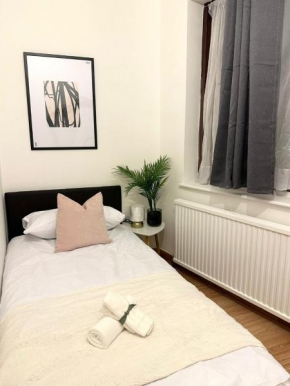 London Charm - Comfortable Room in Spacious House